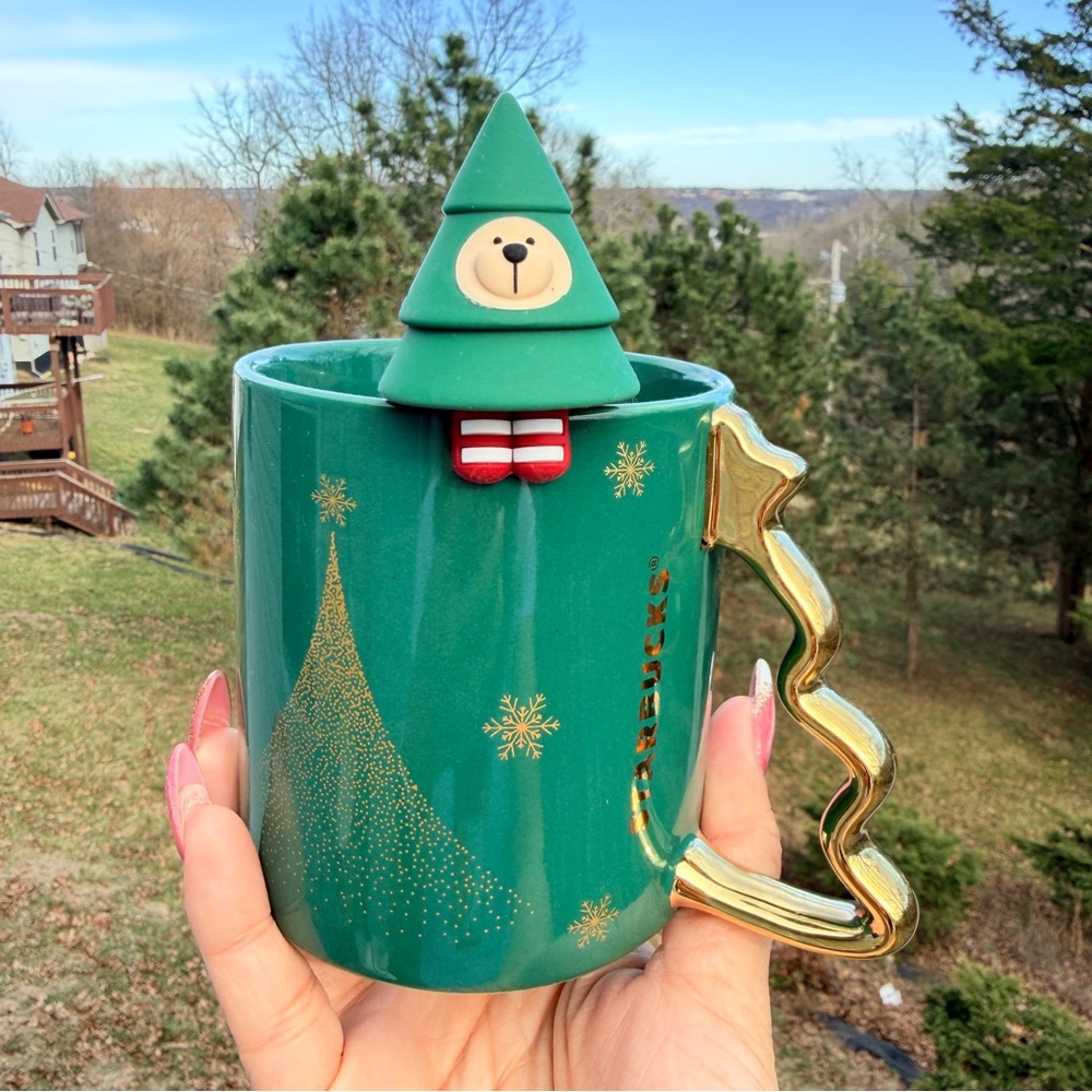 Starbucks Thailand holiday stopper with US holiday mug